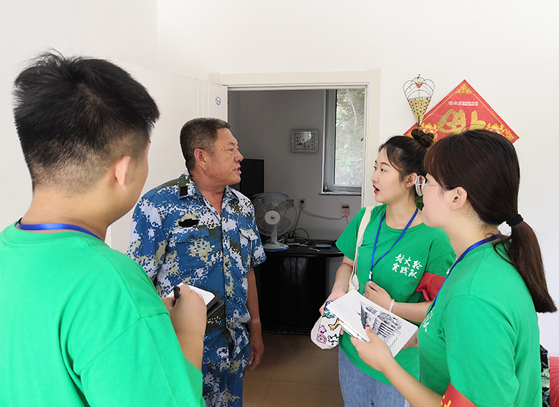 0-5队员与林区工作人员进行交流.jpg